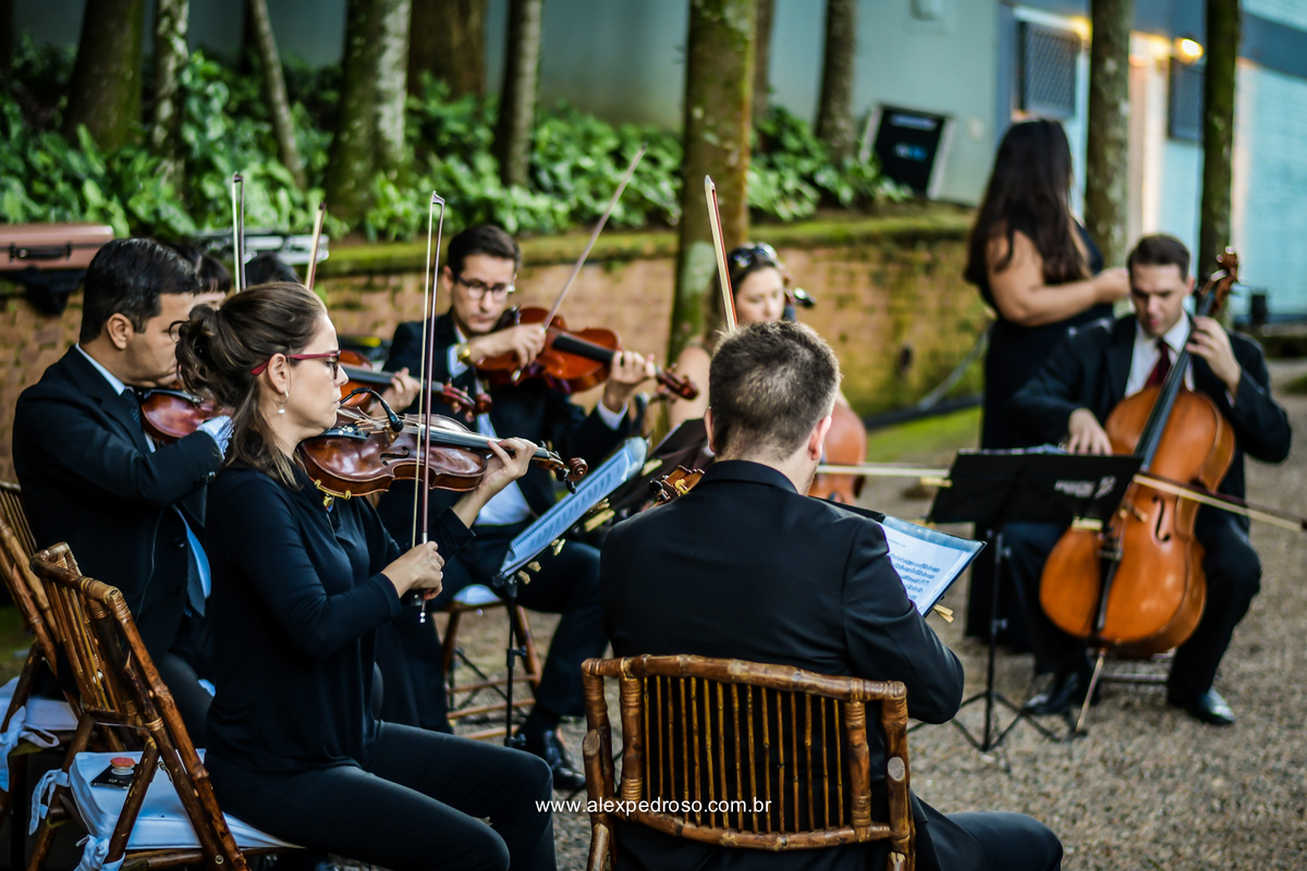 coral tocando na entrada da noiva com violinos violão flautas e violoncelo