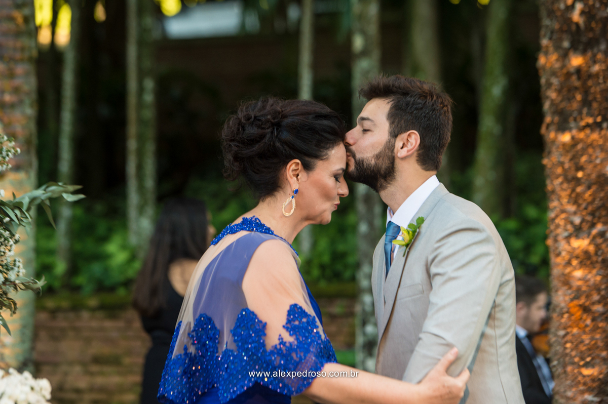 noivo beijando na testa da mae na hora que chega no altar para receber a noiva