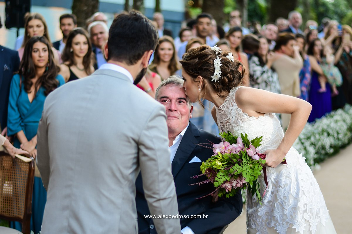 noiva beijando o pai na cadeira de rodas com os olhos vermelhos cheio de lagrimas de emoção na entrega da noiva para o casamento