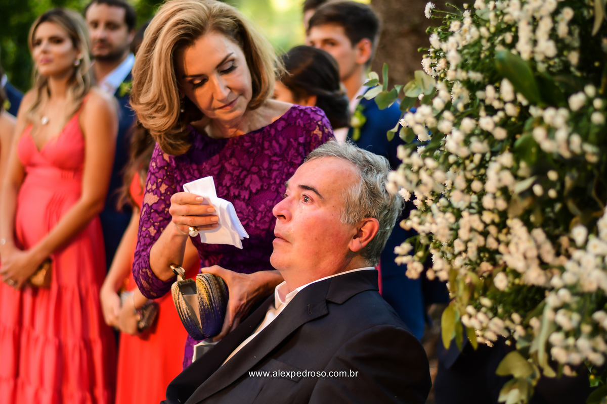 mae da noiva limpando as lagrimas do pai que esta na cadeira de rodas chorando de emoção de ver a filhe se casando