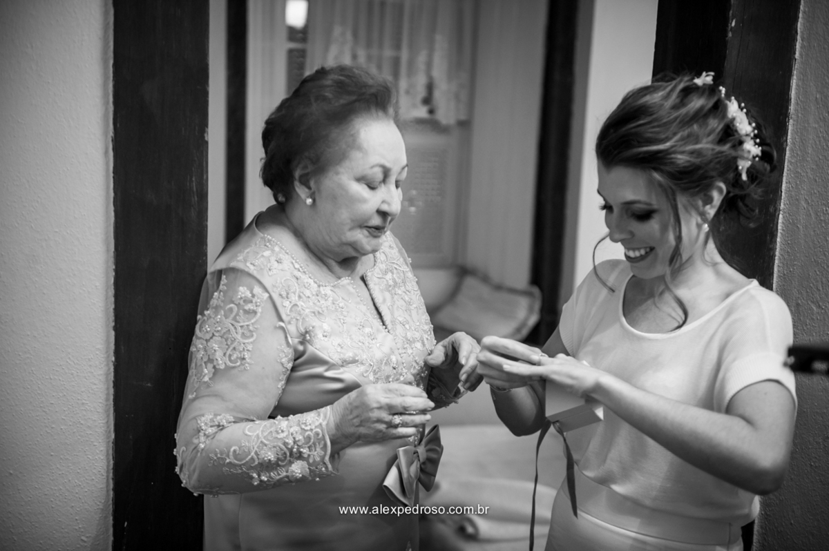 noiva junto com a avø ganhando um anel dela que e passado pela 3 geração foto feita em p[reto e branco