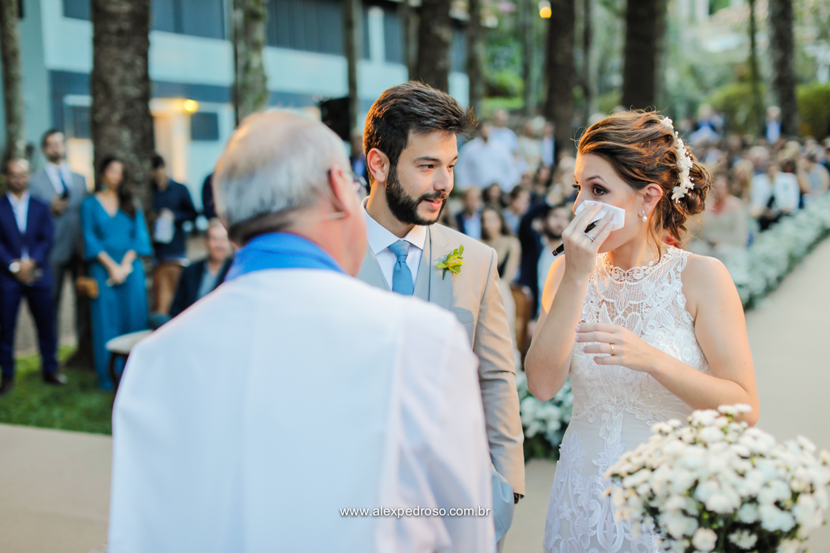 noivo olhando para noiva limpando as lagrimas com um lenço na mao
