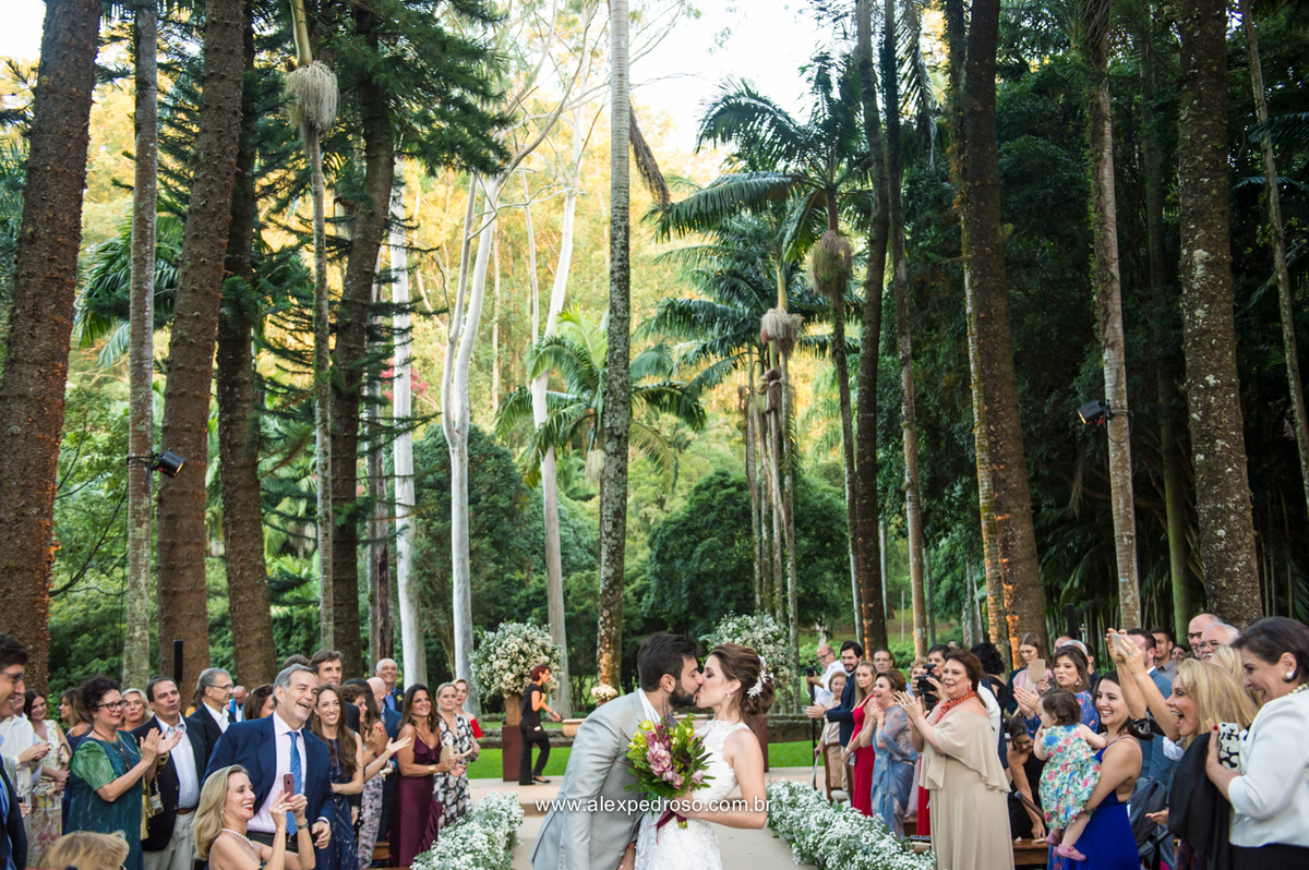 momento beijo do casal com os convidados aplaudindo