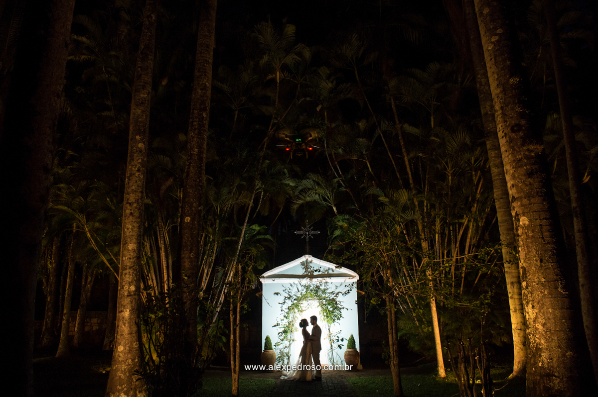 silueta dos noivos feita com uma capelinha da fazenda vila rica de fundo toda iluminada