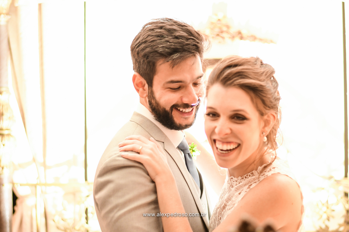 noivos todo sorridente com uma foto feita de meio corpo um ao lado do outro