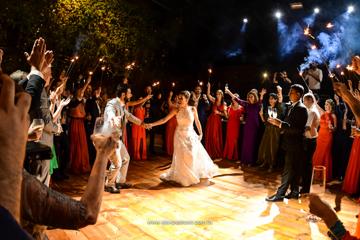 casal dançando animado e seus padrinhos formando um circulo em volta do casal