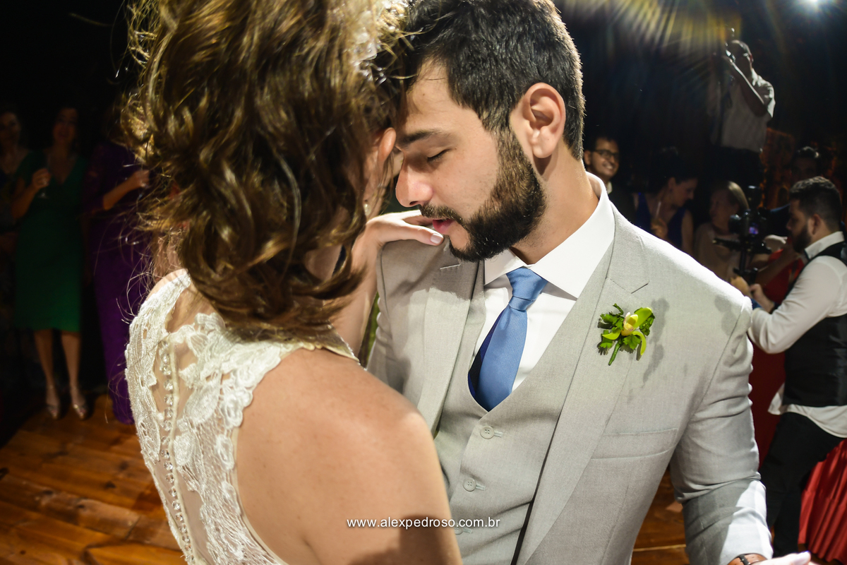 casal dançando valsa bem juntinho   e seus padrinhos formando um circulo em volta do casal