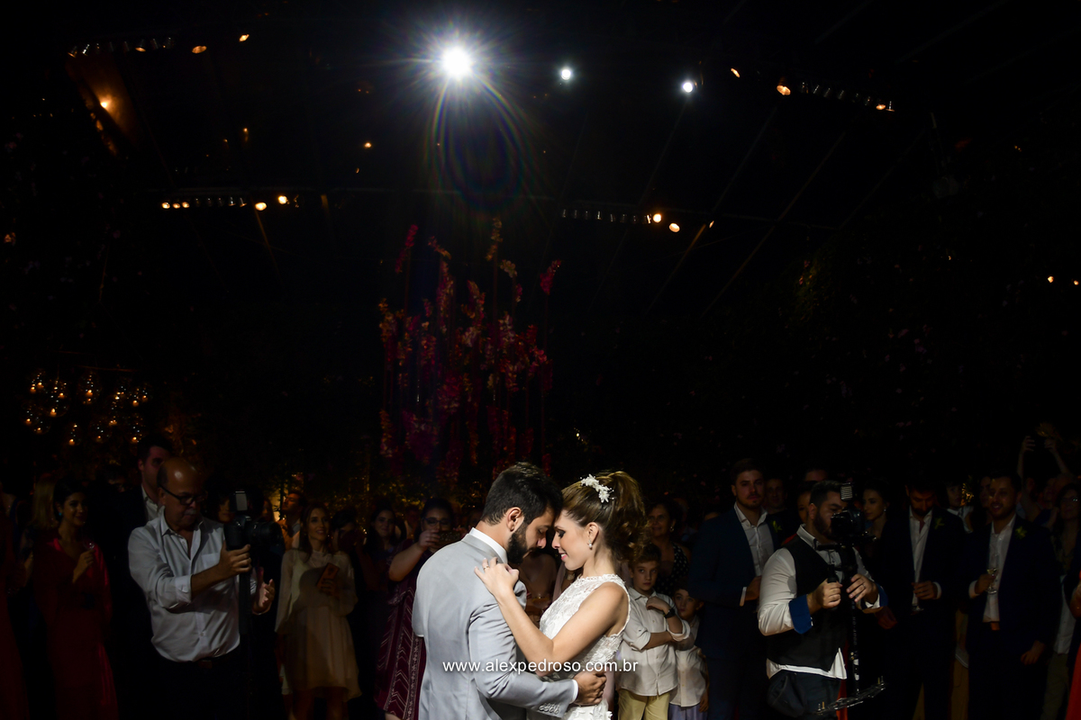 casal dançando valsa bem juntinho   e seus padrinhos formando um circulo em volta do casal