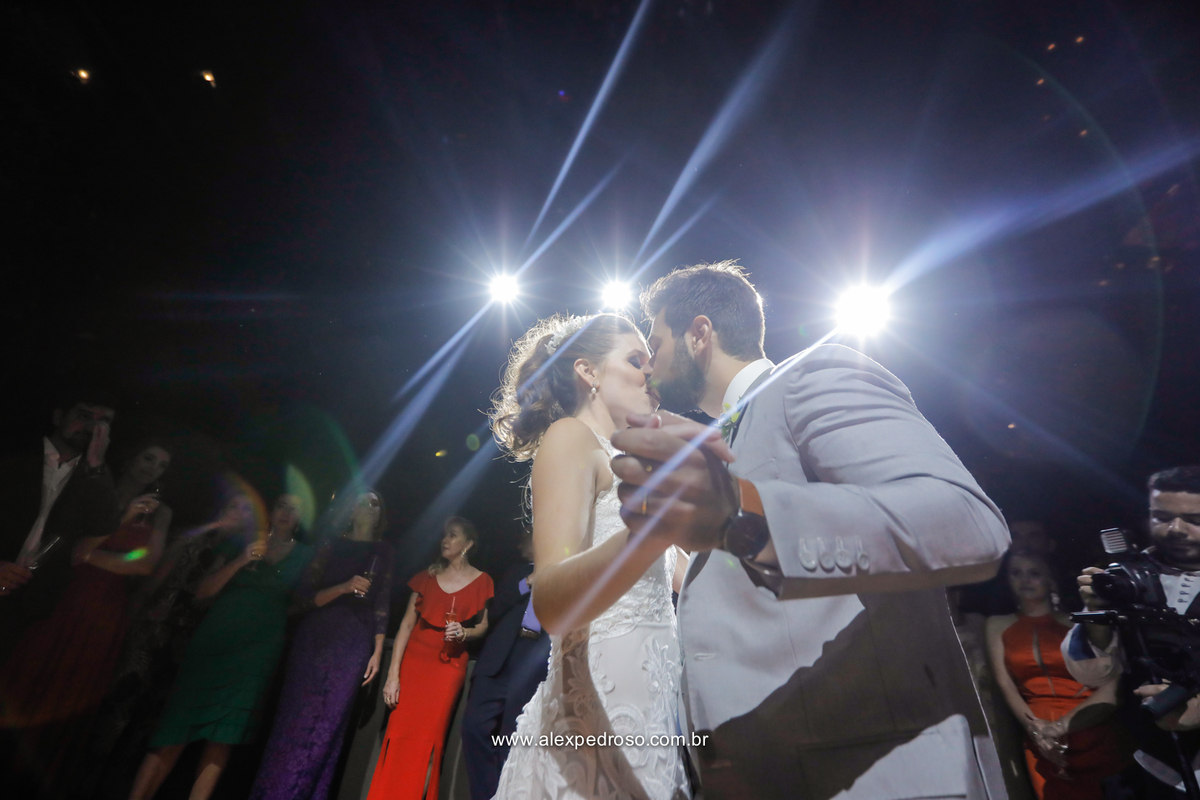 casal dançando valsa bem juntinho   e seus padrinhos formando um circulo em volta do casal