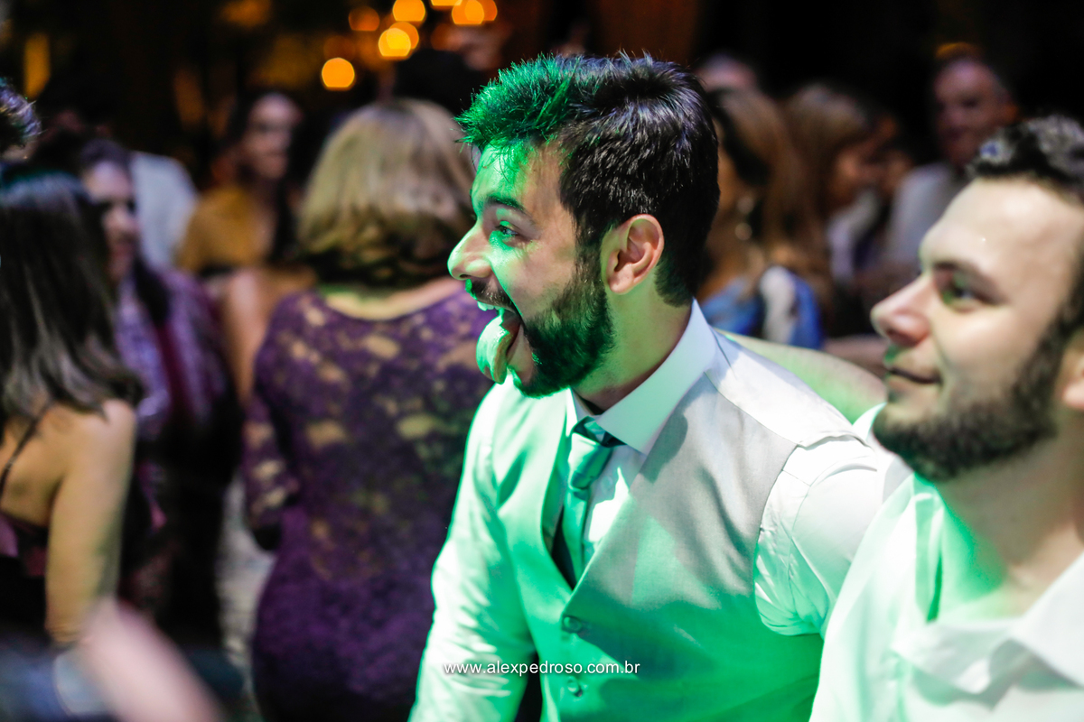 noivo na pista de danca todo animado com a lingua de fora