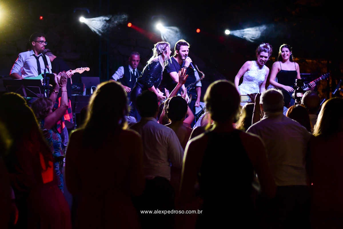 banda tocando com os convidados olhando e curtindo