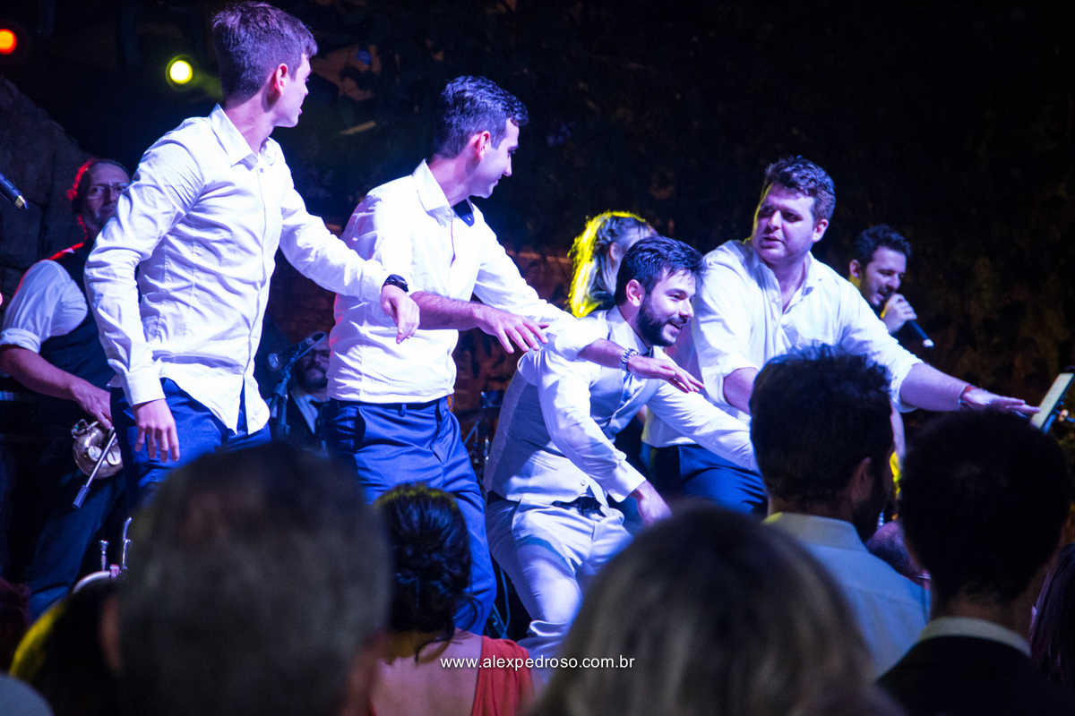 casal de noivos no palco junto com amigos dançando e descendo ate o chao