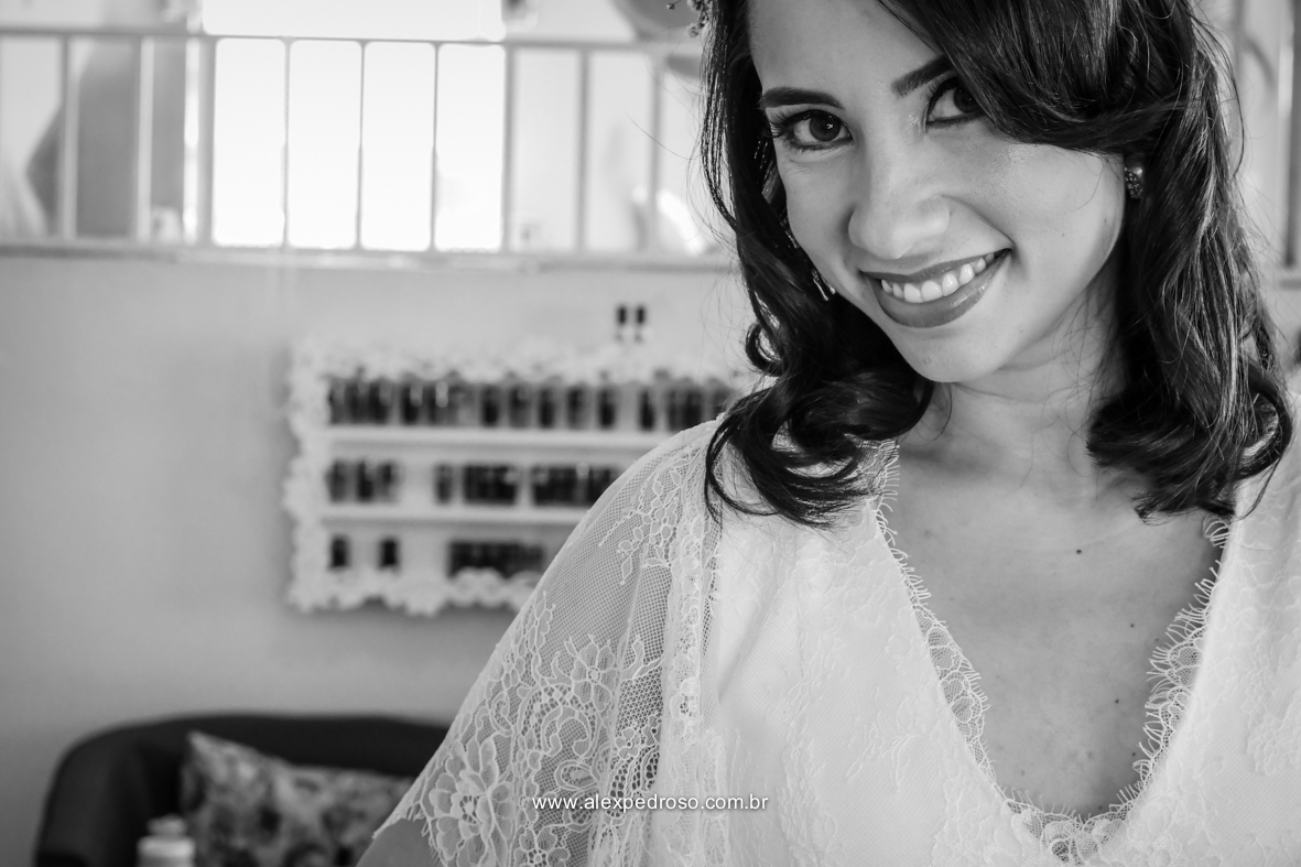 noiva sorridente maquiada 