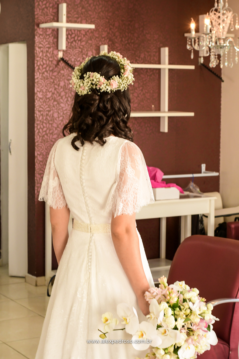 detalhes de vestido de noiva com bouquet de flores 