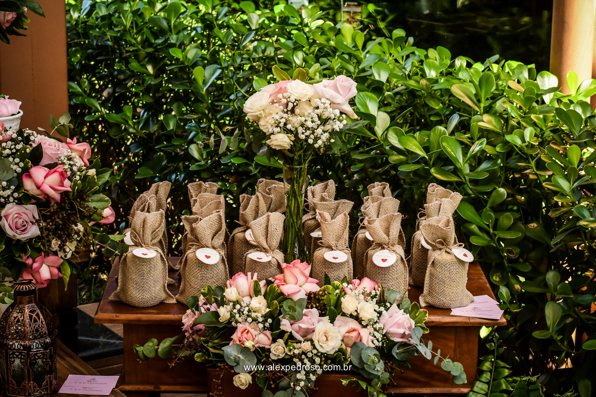 mesa de lembrancinhas de casamento com flores e mel 
