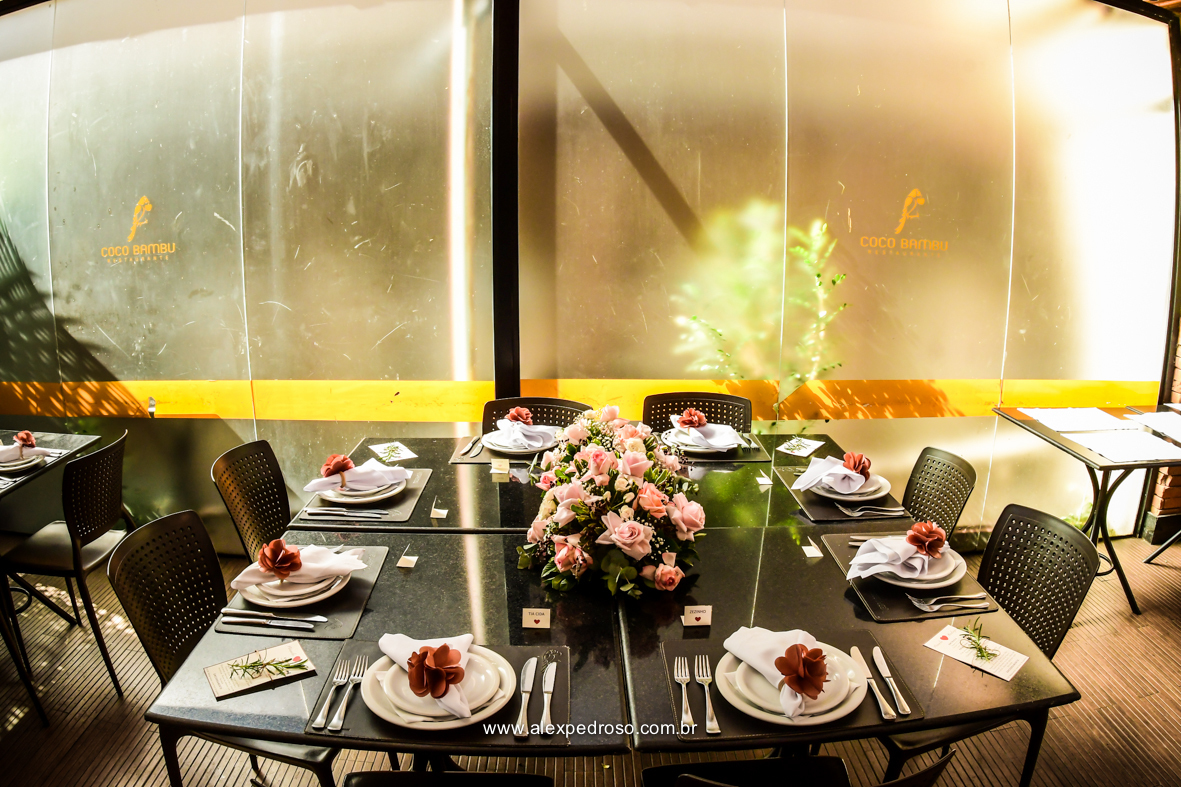 mesa decorada para casamento  coco bambu com flores 