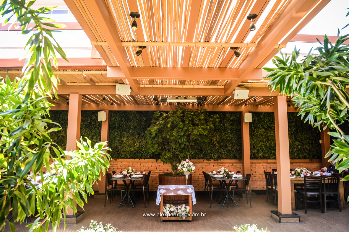 altar montado para casamento mine wedding no restaurante coco bambu 