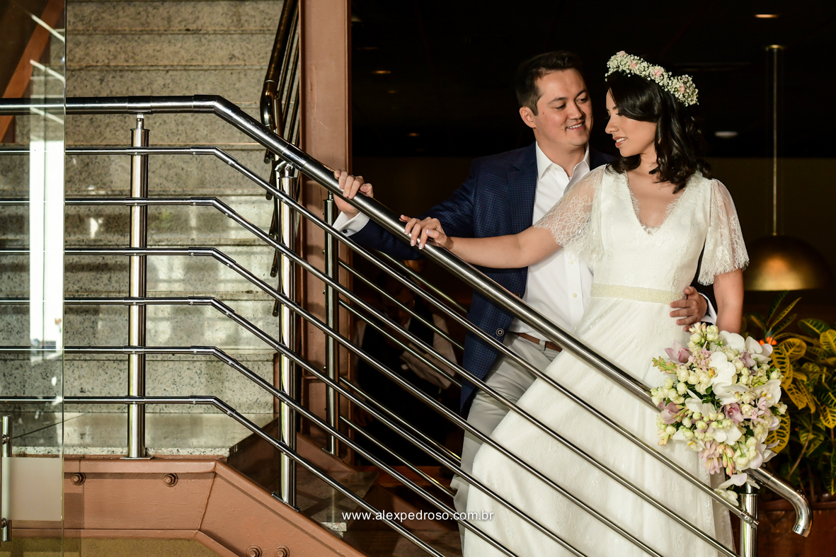 casal recem casado na escada do coco bambu