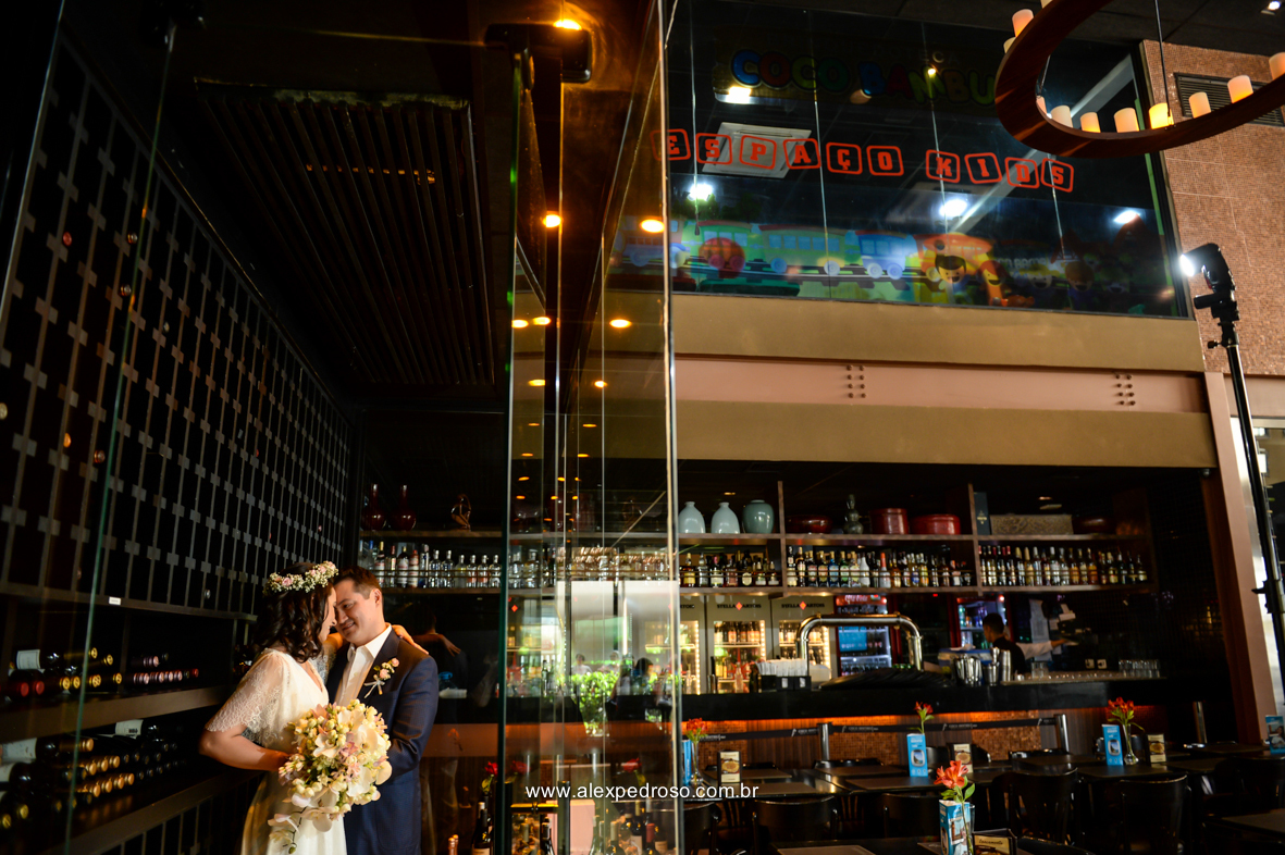 beijo casamento na adega coco bambu 