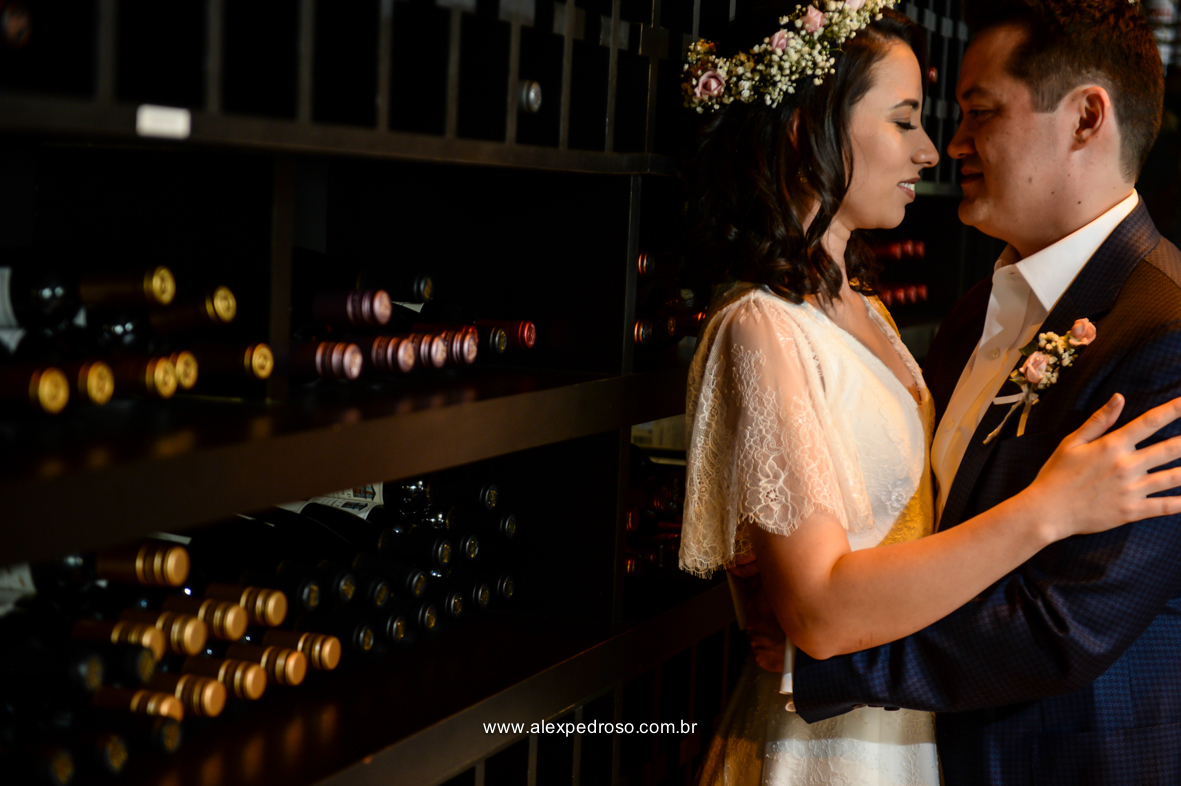 casal na adega de vinho 