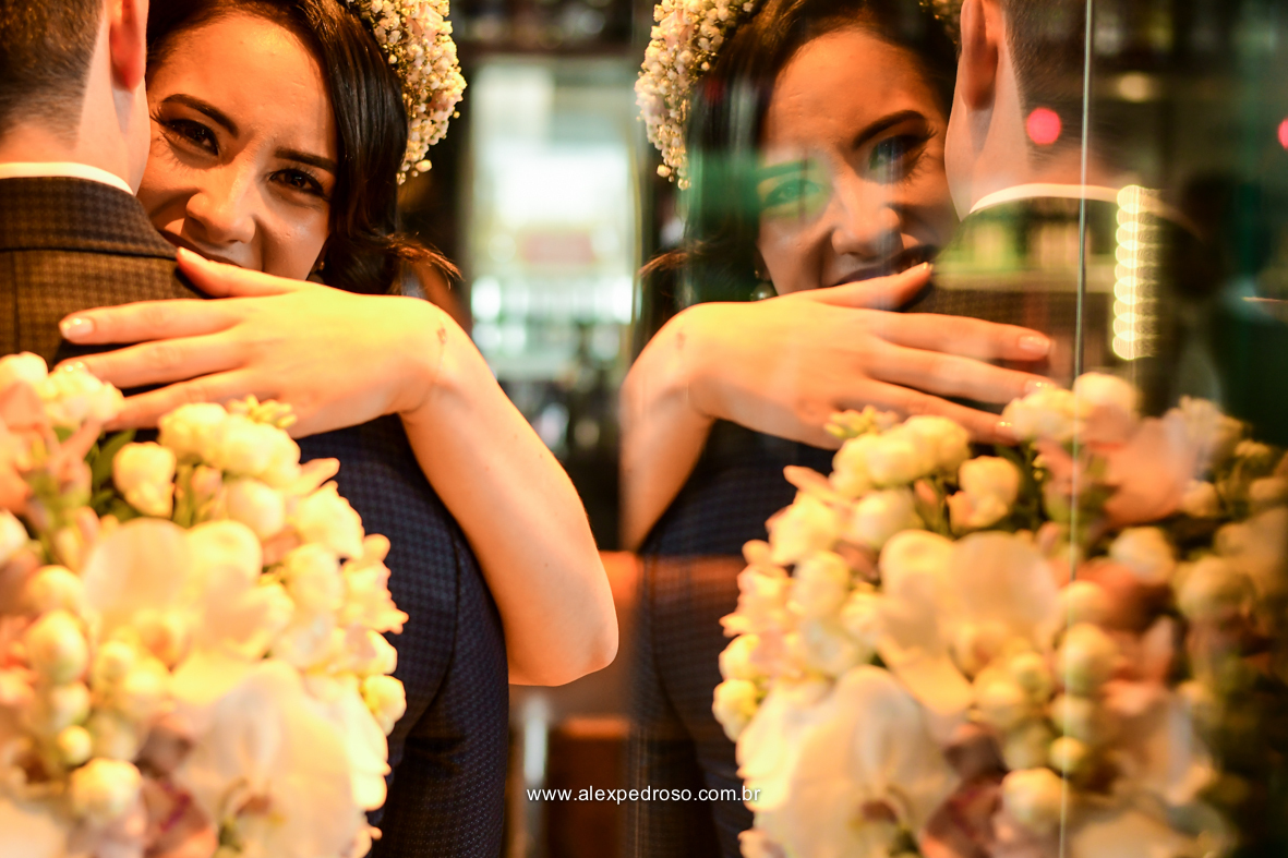 buquet de noiva com olhar apaixonado 