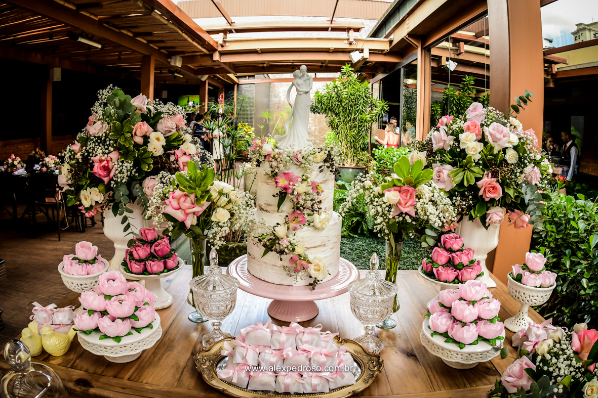 mesa de bolo com doces de casamento 