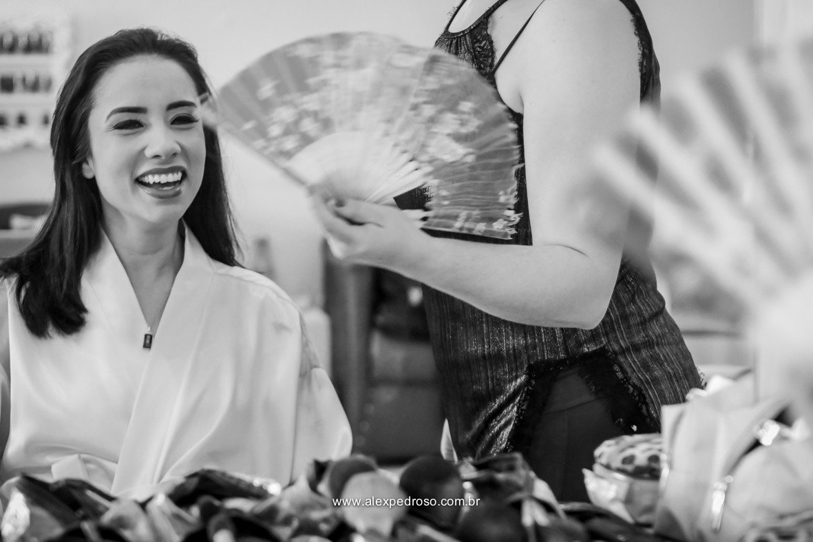 making of noiva maquiagem pronta foto em preto e branco 