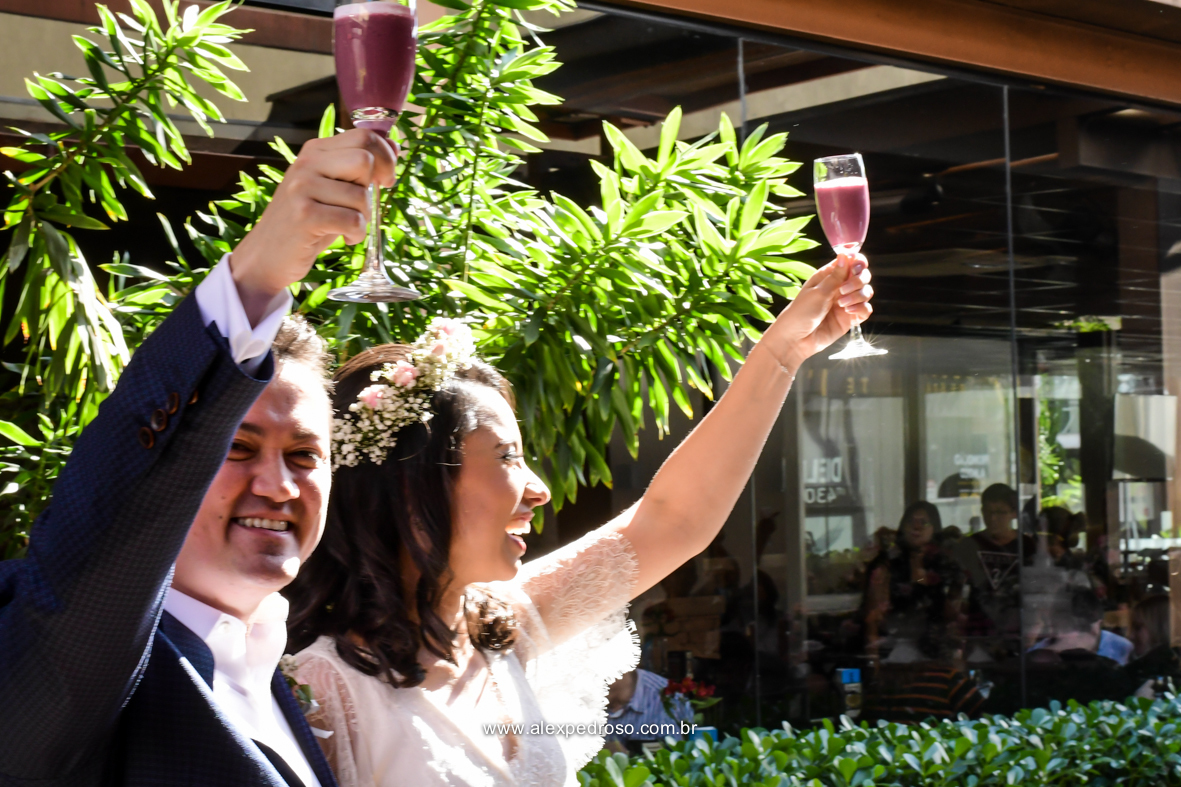 noivos brindando 