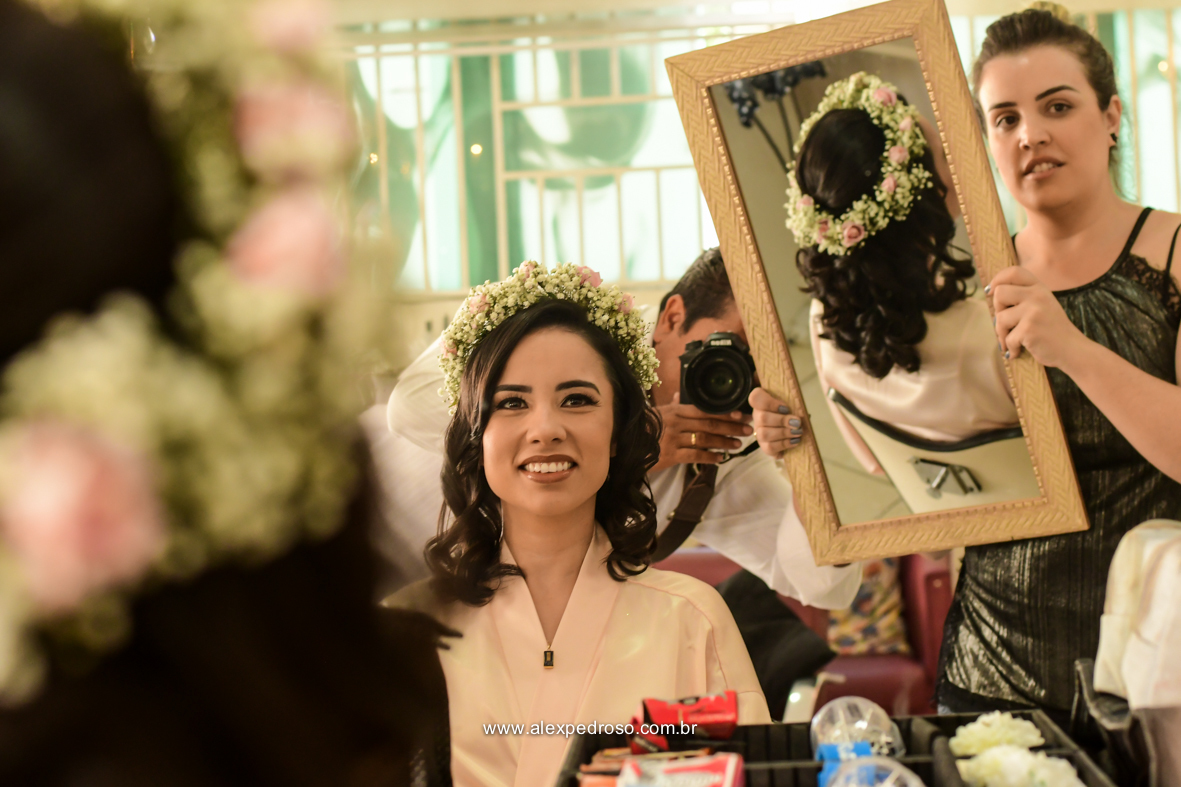 noiva com arranjo de flores no cabelo pronto 