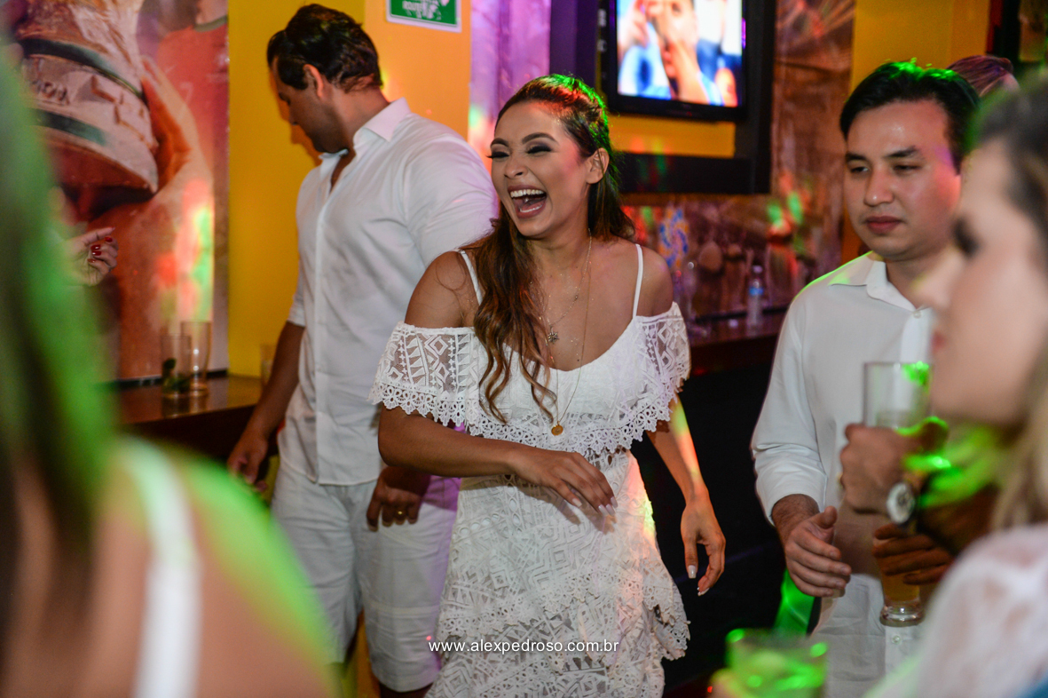 noiva de branco dancando super animada e bem descontraída 