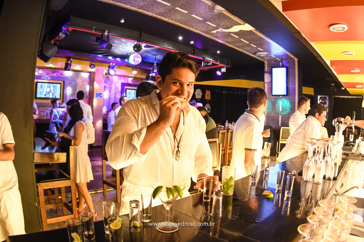 noivo de branco com um limao na boca momentos antes de tomar uma tequila no bar do  Dreams Sands Cancun Resort & Spa