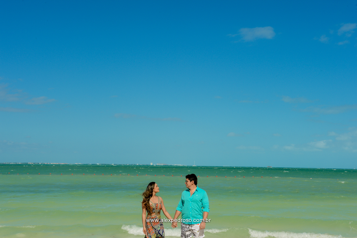 noivos se olhando com o mar do caribe de fundo Dreams Sands Cancun Resort & Spa