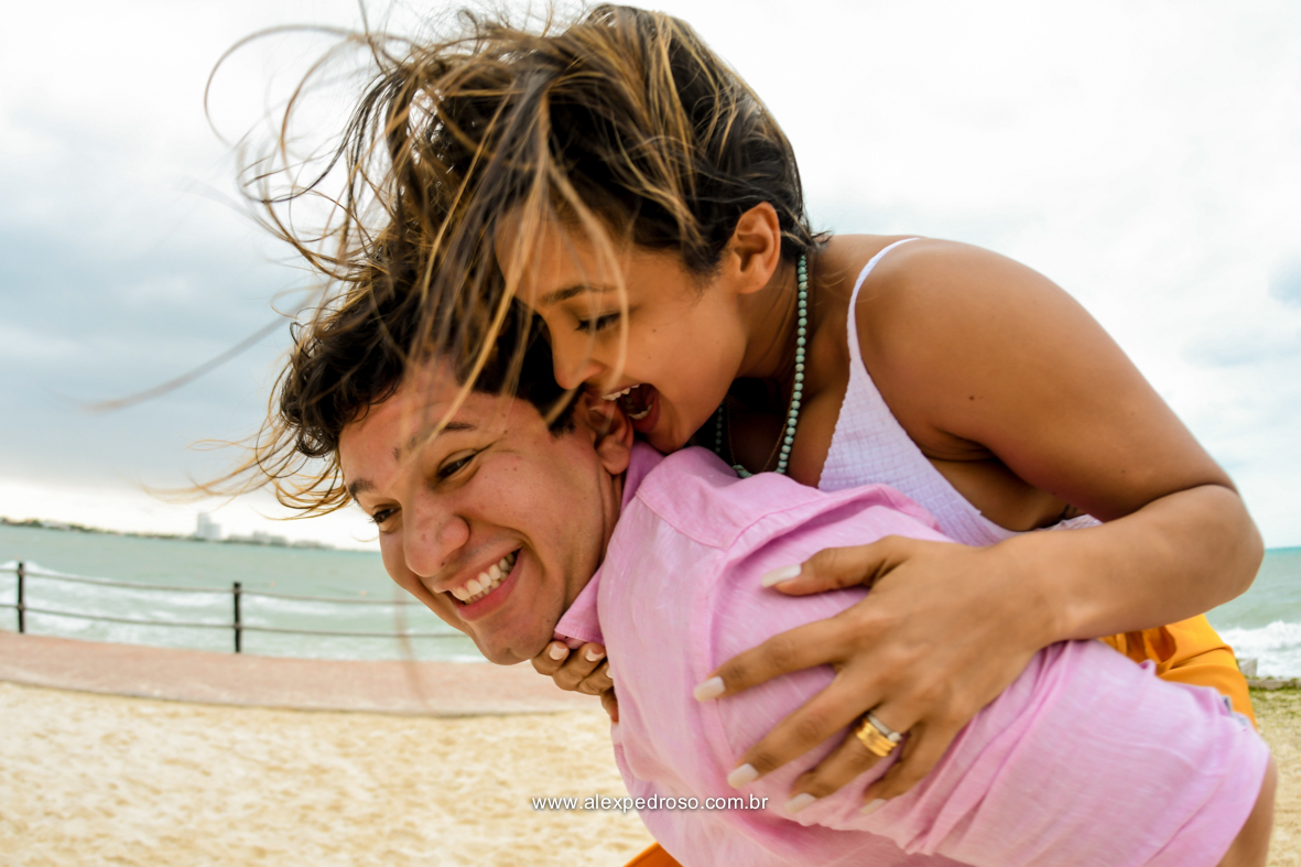 fotos do prewedding do casal fotos descontraídas a noiva mordendo a orelha do noivo  