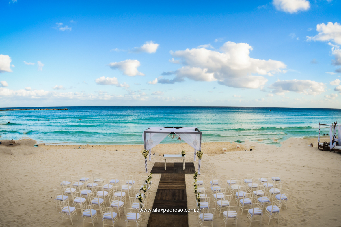 fotos do local da cerimonia pe na areia com as cadeiras e o altar mais al fundo com o mar e ceu azul feito no Mandala Beach Club