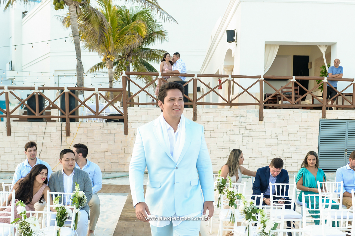 entrada do noivo vestindo ricardo almeida com os convidos ao fundo olhando para ele no Mandala Beach Club