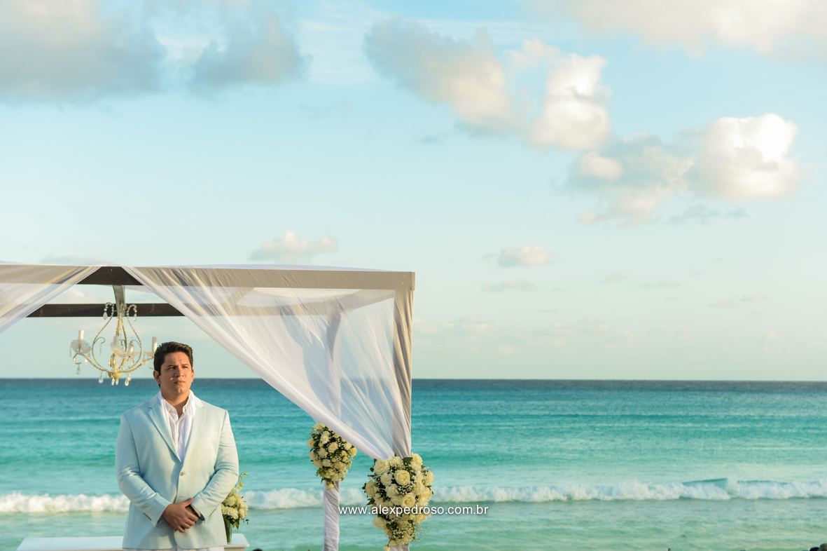 noivo de azul claro vestindo ricardo almeida com o mar de fundo no Mandala Beach Club