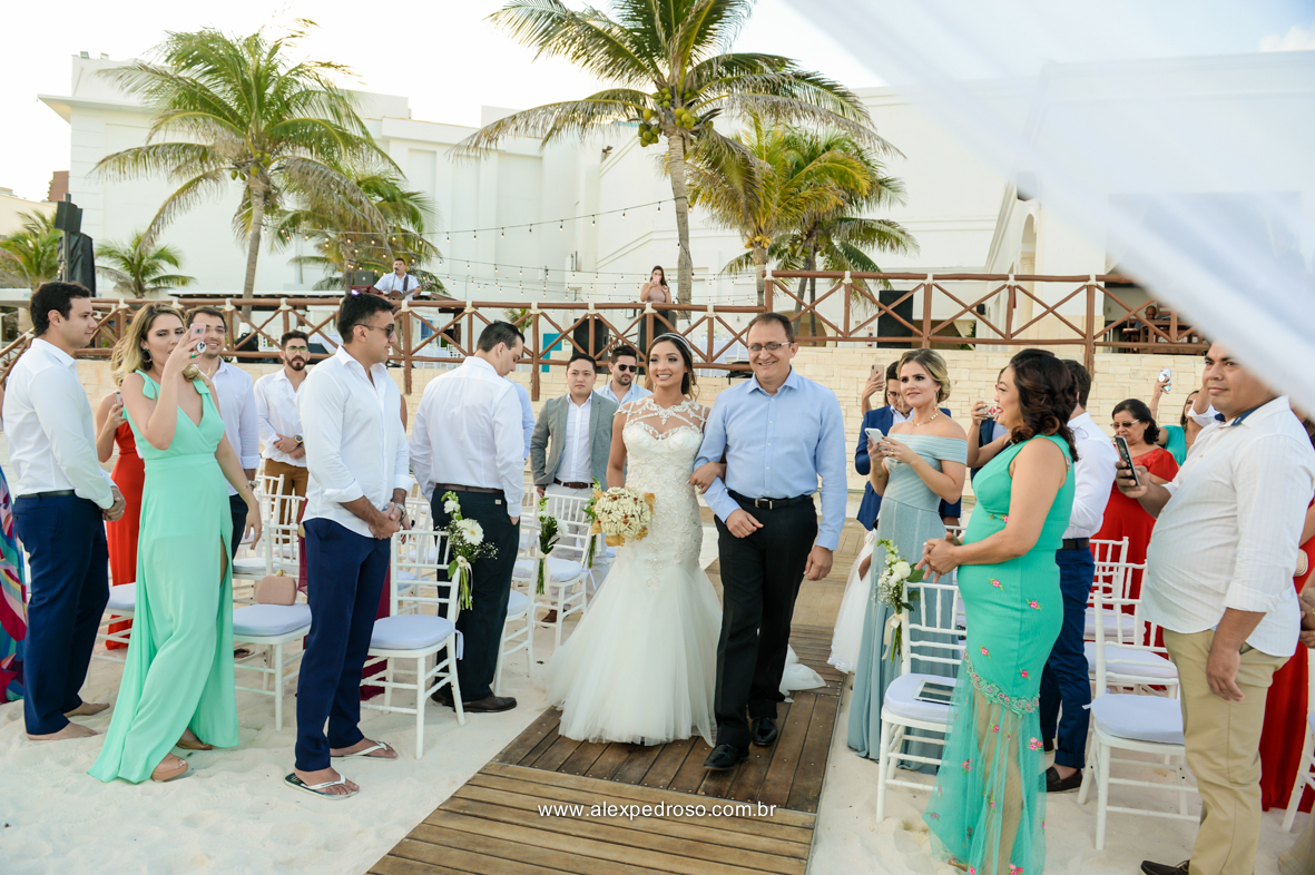 entrada da noiva com seu pai ao lado e todos os convidas olhando para ela no Mandala Beach Club