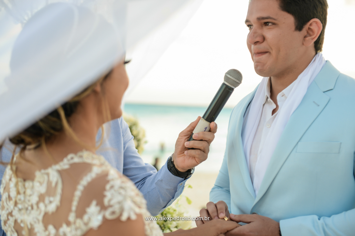 noiva chorando na hora dos votos feito pelo noivo vestindo seu terno azul claro do Ricardo Almeida 