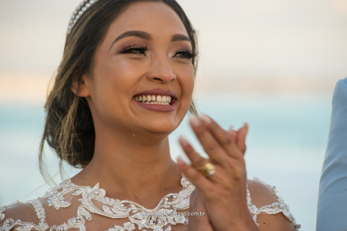 noiva chorando na hora dos votos feito pelo noivo 