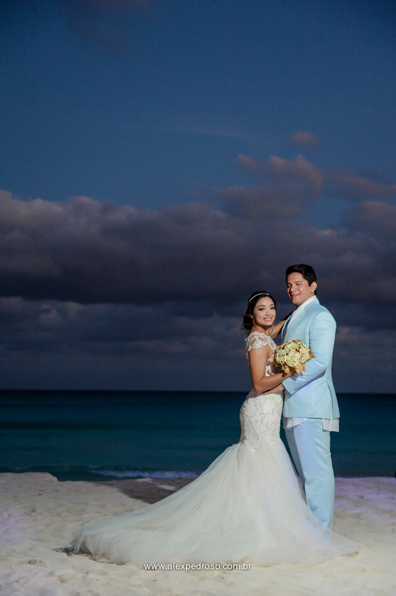 fotos da noiva de branco e o noivo de azul claro com um terno do Ricardo Almeida e de fundo o ceu apos o sol se por com a lua de fundo 