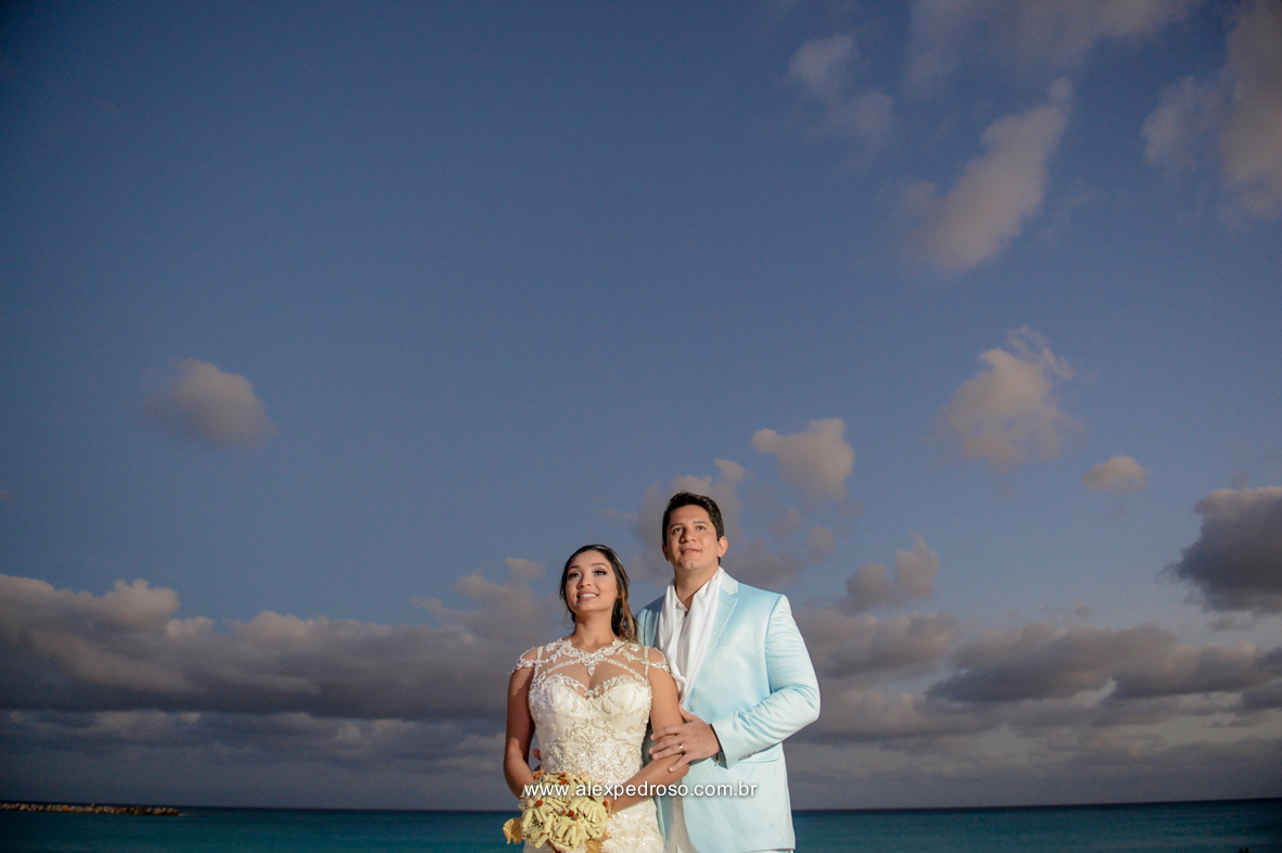 fotos da noiva de branco e o noivo de azul claro com um terno do Ricardo Almeida e de fundo o ceu apos o sol se por com a lua de fundo 
