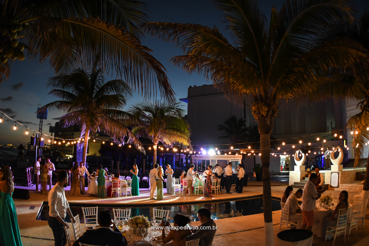 fotos da festa no mandala beach com um decoração de luz de filamento e todos os convidados animados 
