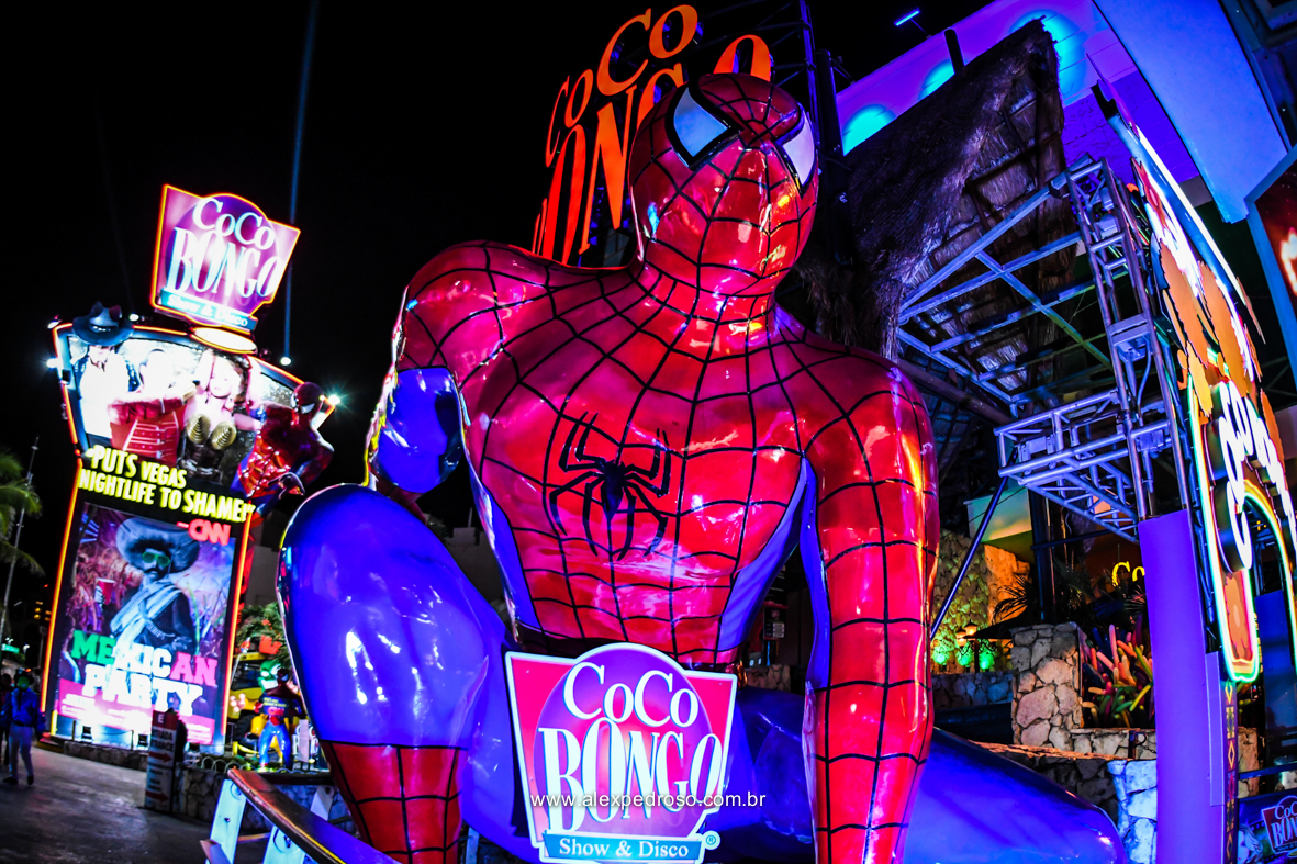 fotos do Coco Bongo do mexico com o homen aranha gigante na frente 