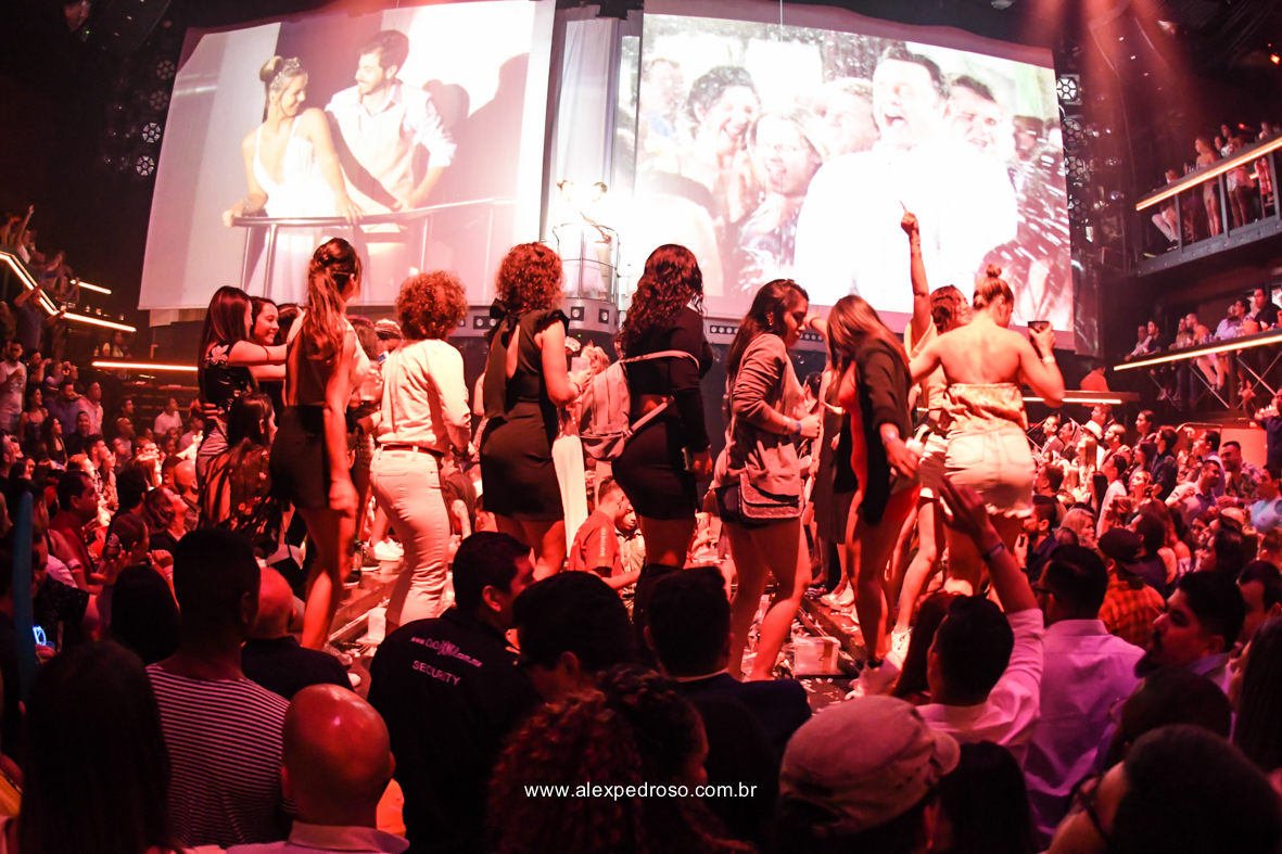 fotos da noiva dancando no Coco Bongo do mexico bem animada pista cheia de gente com uma iluminação unica em tons quentes 