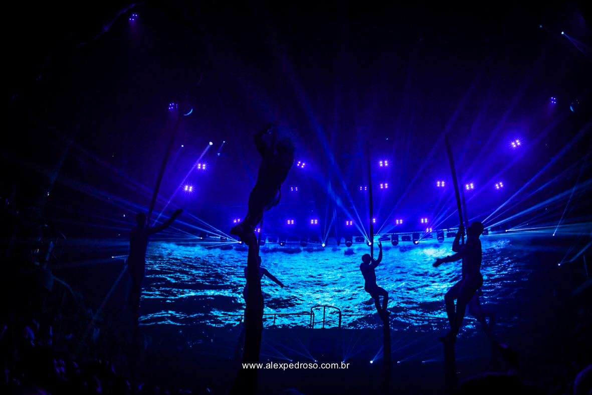 fotos da noiva dancando no Coco Bongo do mexico bem animada pista cheia de gente com uma iluminação unica em tons quentes 