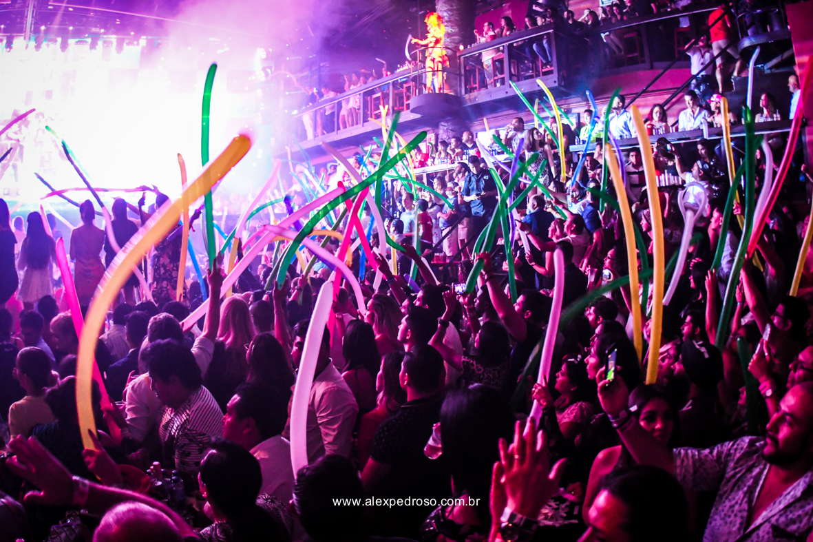 fotos da noiva dancando no Coco Bongo do mexico bem animada pista cheia de gente com uma iluminação unica em tons quentes 