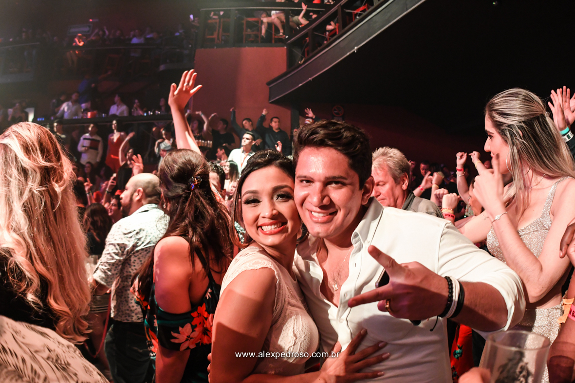 fotos da noiva dancando no Coco Bongo do mexico bem animada pista cheia de gente com uma iluminação unica em tons quentes 