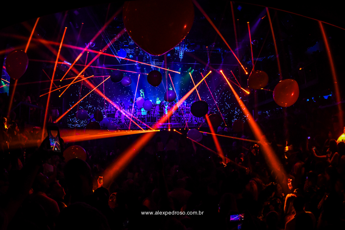 fotos da noiva dancando no Coco Bongo do mexico bem animada pista cheia de gente com uma iluminação unica em tons quentes em vermelho e azul