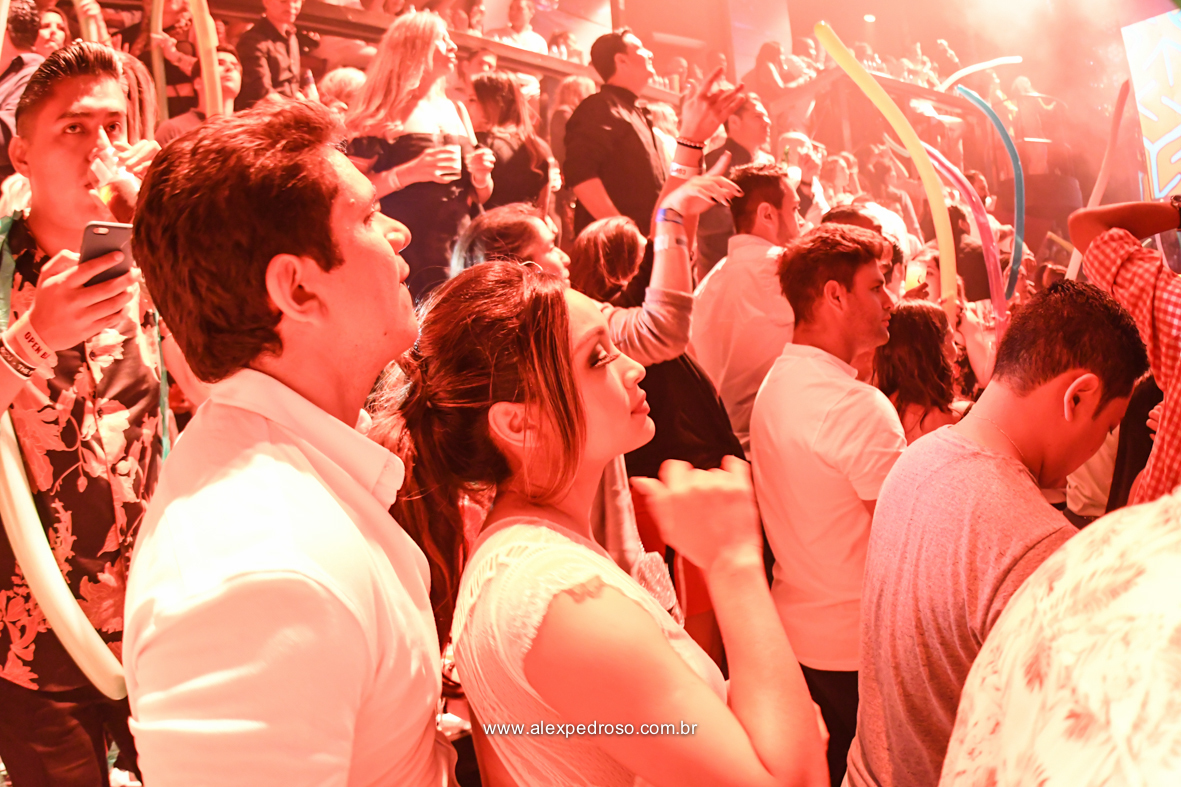 fotos da noiva dancando no Coco Bongo do mexico bem animada pista cheia de gente com uma iluminação unica em tons quentes 