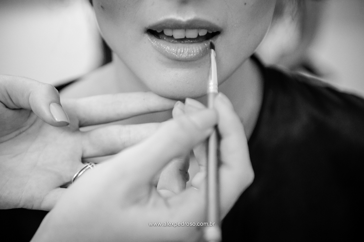 detalhes finalizando a maquiagem com batom  foto feita em preto e branco